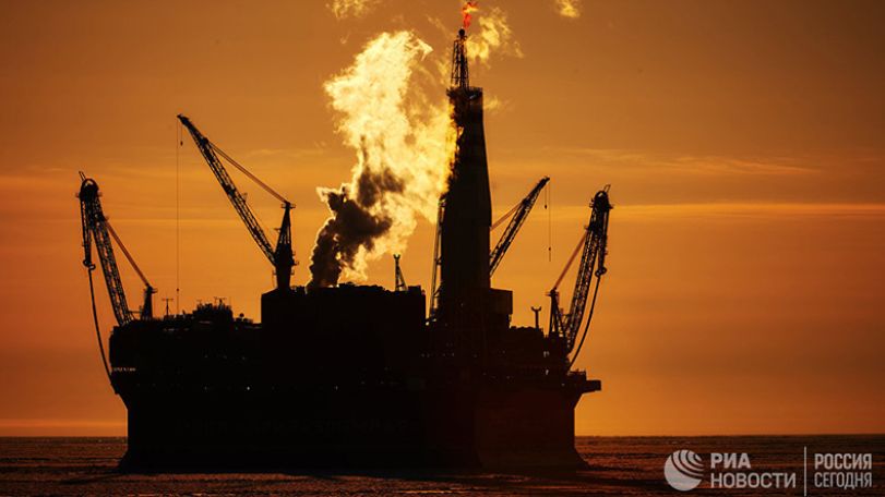 Цена нефти снижается в пятницу утром на ожиданиях шторма в Мексиканском заливе
