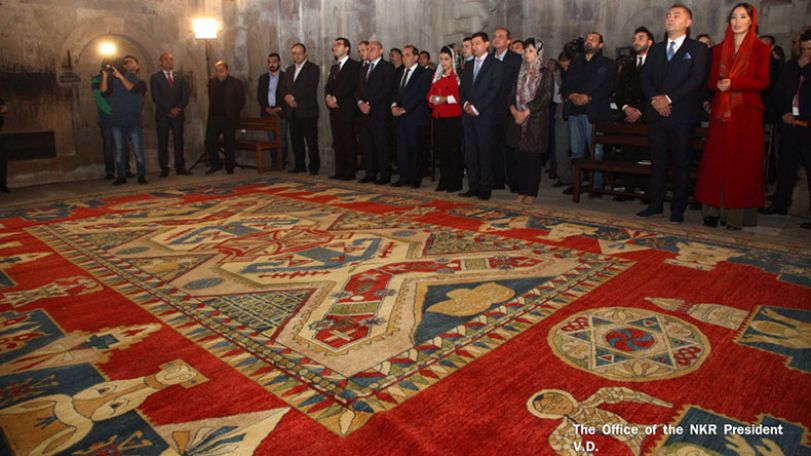 В монастыре Гандзасар состоялась церемония пожертвования арцахским церквям сотканных  в армянском стиле ковров