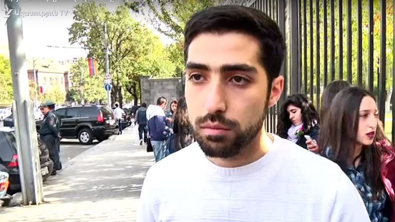 Ուսանողները՝ ԱԺ շենքի դիմաց
