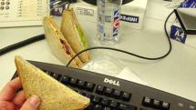 Why eating your lunch at your desk can make you fat
