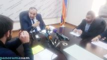 Բողոքող ուսանողների խումբը Լևոն Մկրտչյանի մոտ է