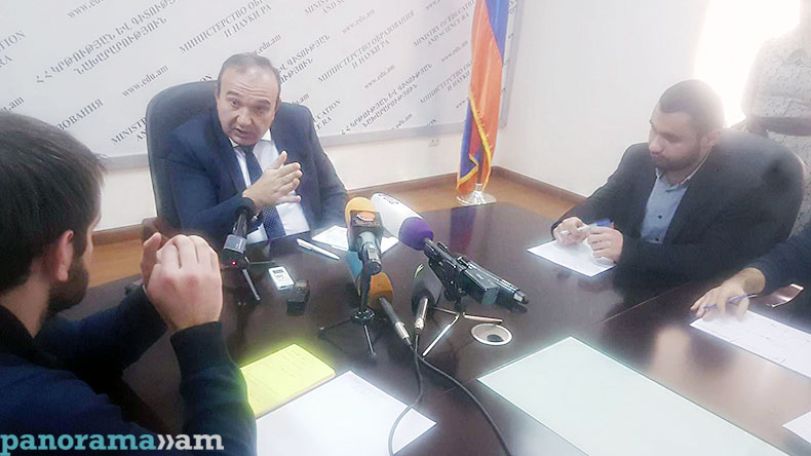 Բողոքող ուսանողների խումբը Լևոն Մկրտչյանի մոտ է