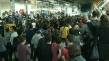 Барселона: митингующие парализовали работу вокзала Каталонии из-за решения об аресте Пучдемона
