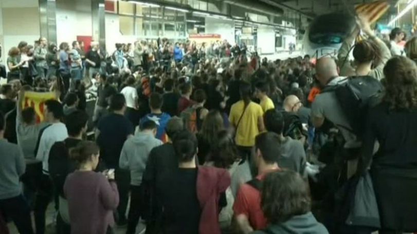 Барселона: митингующие парализовали работу вокзала Каталонии из-за решения об аресте Пучдемона
