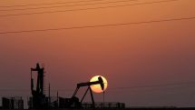 Мировые цены на нефть опускаются во вторник утром