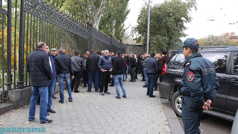 «Առինջ Մոլ»-ի աշխատակիցներն ԱԺ-ի դիմաց բողոքի ակցիա են անում