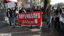 Տարկետման վերացման դեմ բողոքող ուսանողները նստացույց են անում