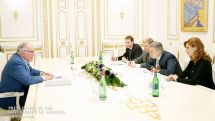 Премьер Карен Карапетян принял швейцарского бизнесмена, инициировавшего инвестпроекты в сфере виноделия Армении