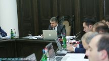 Премьер Армении Карен Карапетян резко отреагировал на реплику главы Центробанка Артура Джавадяна о дежурстве в праздники
