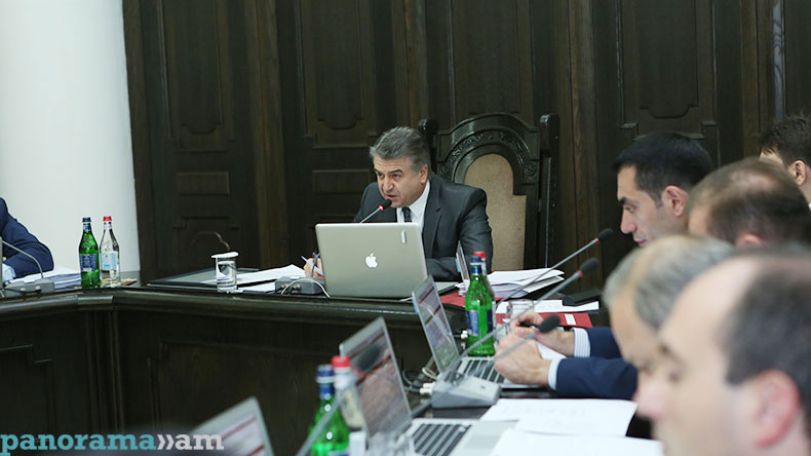 Премьер Армении Карен Карапетян резко отреагировал на реплику главы Центробанка Артура Джавадяна о дежурстве в праздники