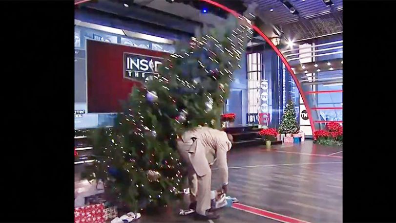 Ուղիղ եթերում տոնածառն ընկել է Շաքիլ Օ՚ Նիլի մեջքին