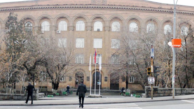 Պոլիտեխնիկի տոնածառի տակ կասկածելի արկղ է հայտնաբերվել
