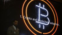 Курс самой популярной в мире криптовалюты – биткоина – рухнул