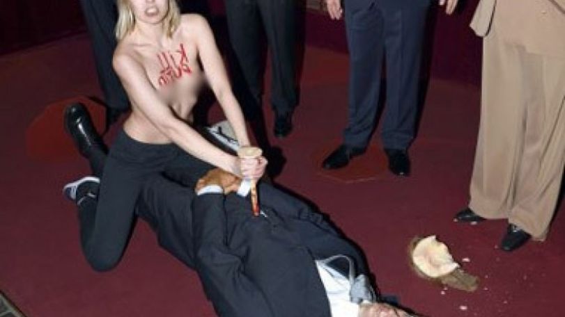 Активистка FEMEN наказана за акт насилия над «Путиным». Вердикт суда по делу о ЧП в Музее восковых фигур в Париже