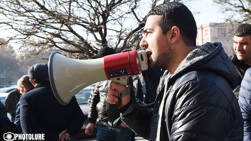 В Армении состоялся митинг из-за запрета праворульных автомобилей: в повестке –  женщины в мини-юбках