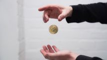 Самая популярная в мире криптовалюта биткоин подешевела до 13 тыс. долларов