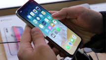 Владельцы нового iPhone X массово пожаловались на сбой при работе смартфона: телефон виснет при входящем звонке