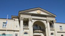 President signs decrees to appoint court chairmen