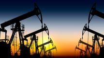 Мировые цены на нефть незначительно колеблются в пятницу и завершают неделю снижением