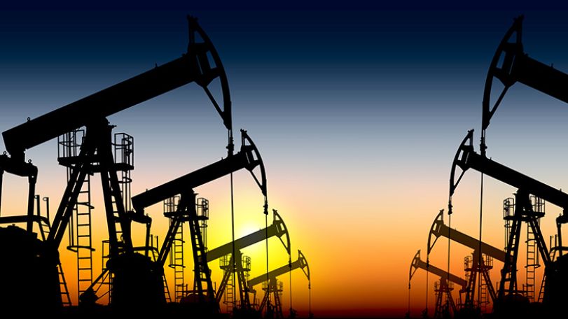 Мировые цены на нефть незначительно колеблются в пятницу и завершают неделю снижением