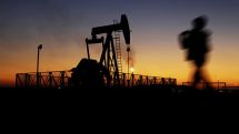 Мировые цены на нефть слабо растут во вторник утром