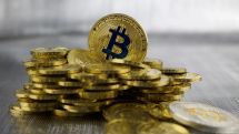 Самая популярная в мире криптовалюта биткоин дешевеет
