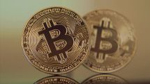 Самая популярная в мире криптовалюта биткоин в четверг утром незначительно дешевеет