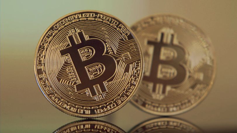 Самая популярная в мире криптовалюта биткоин в четверг утром незначительно дешевеет
