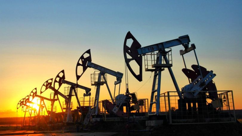 Цены на нефть эталонных марок перешли к снижению в понедельник