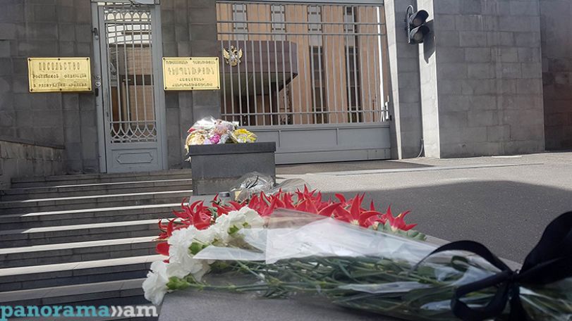 «Кемерово, мы с вами!» Жители Армении несут цветы и мягкие игрушки к зданию посольства России
