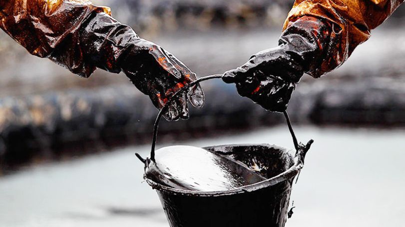 Цены на нефть в пятницу утром продолжают расти