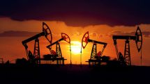 Цены на нефть эталонных марок повышаются в ходе торгов в понедельник