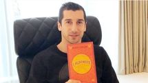Mkhitaryan presented with signed copy of “The Alchemist” by author himself