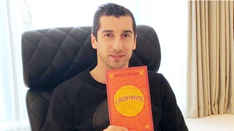 Mkhitaryan presented with signed copy of “The Alchemist” by author himself