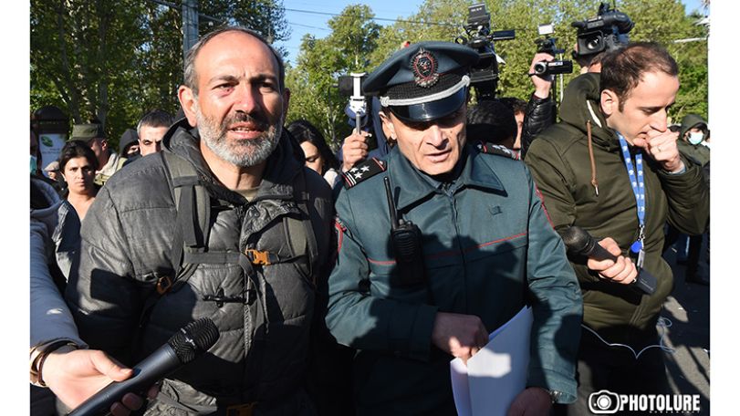 Никол Пашинян порвал предупреждение Полиции в клочья, митингующие перекрыли улицу Абовяна в центре Еревана