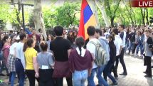 Пока Никол Пашинян отдыхает, митингующие в Ереване исполняют армянский танец кочари