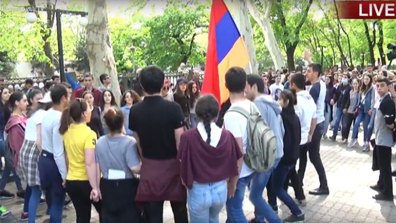 Пока Никол Пашинян отдыхает, митингующие в Ереване исполняют армянский танец кочари