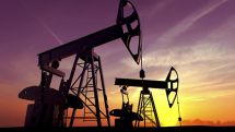 Цены на нефть в пятницу слабо снижаются в ожидании итогов встречи ОПЕК+