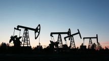 Цены на нефть эталонных марок снижаются в ходе торгов в пятницу