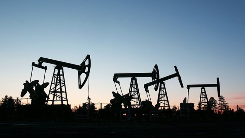 Цены на нефть эталонных марок снижаются в ходе торгов в пятницу