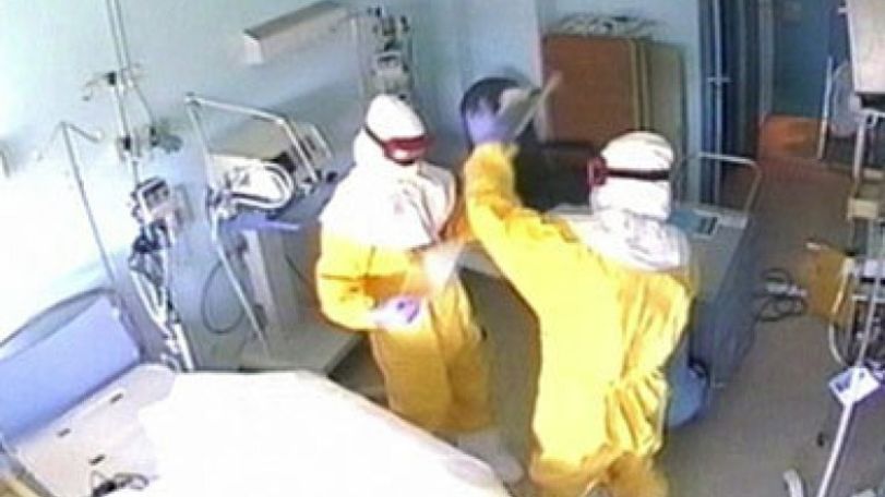 Ebola crisis: Infected Spanish nurse 'may have touched face'