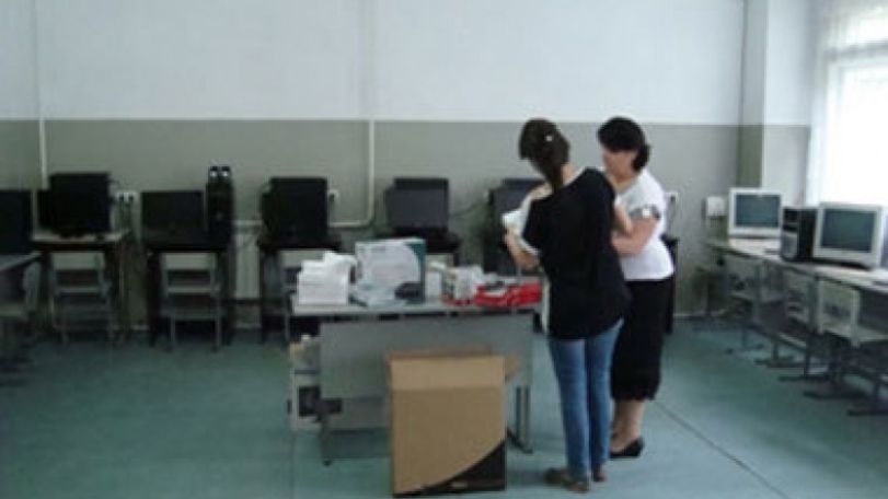 Vienna’s Shiraz School presents gift to Yerevan’s Shiraz School