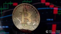 Самая популярная в мире криптовалюта биткоин опустилась в цене ниже 9 тыс. долларов