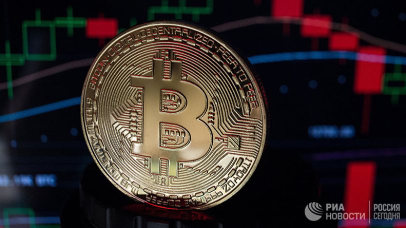 Самая популярная в мире криптовалюта биткоин опустилась в цене ниже 9 тыс. долларов