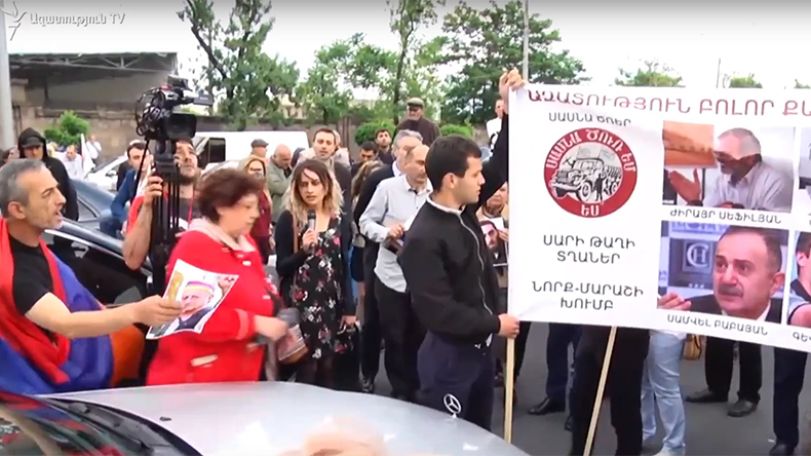 ՊՊԾ գնդի գործով ամբաստանյալների հարազատները փակել են Արշակունյաց պողոտան