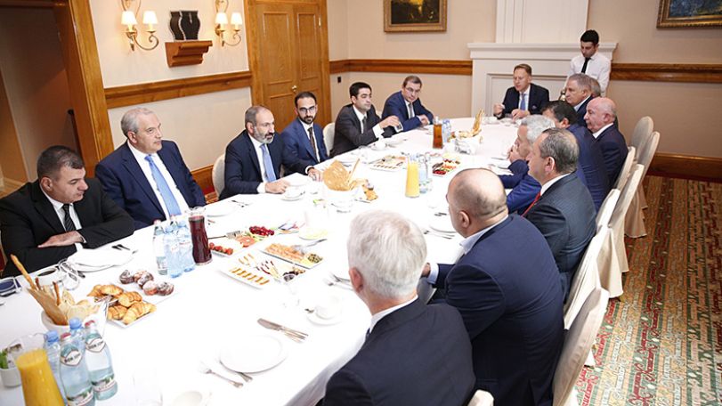 Վարչապետը Թբիլիսիում հանդիպել է տեղի գործարարների հետ