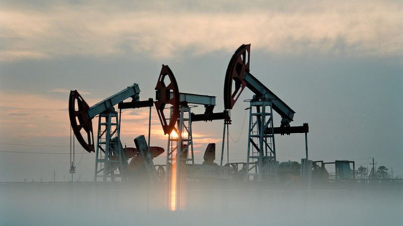 Цены на нефть эталонных марок продолжают опускаться в ходе торгов в понедельник