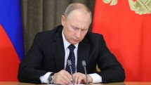 Президент России Владимир Путин подписал закон о контрсанкциях