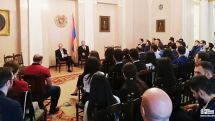 Զոհրաբ Մնացականյանը հանդիպել է Մոսկվայում կրթություն ստացող հայ ուսանողների հետ