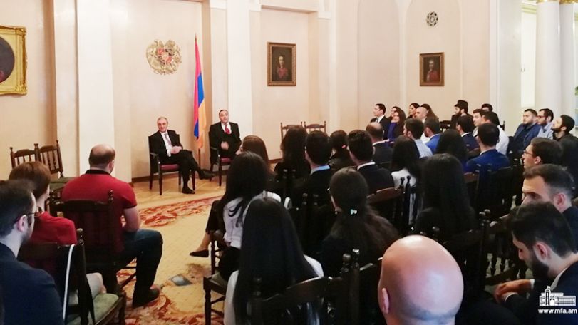 Զոհրաբ Մնացականյանը հանդիպել է Մոսկվայում կրթություն ստացող հայ ուսանողների հետ